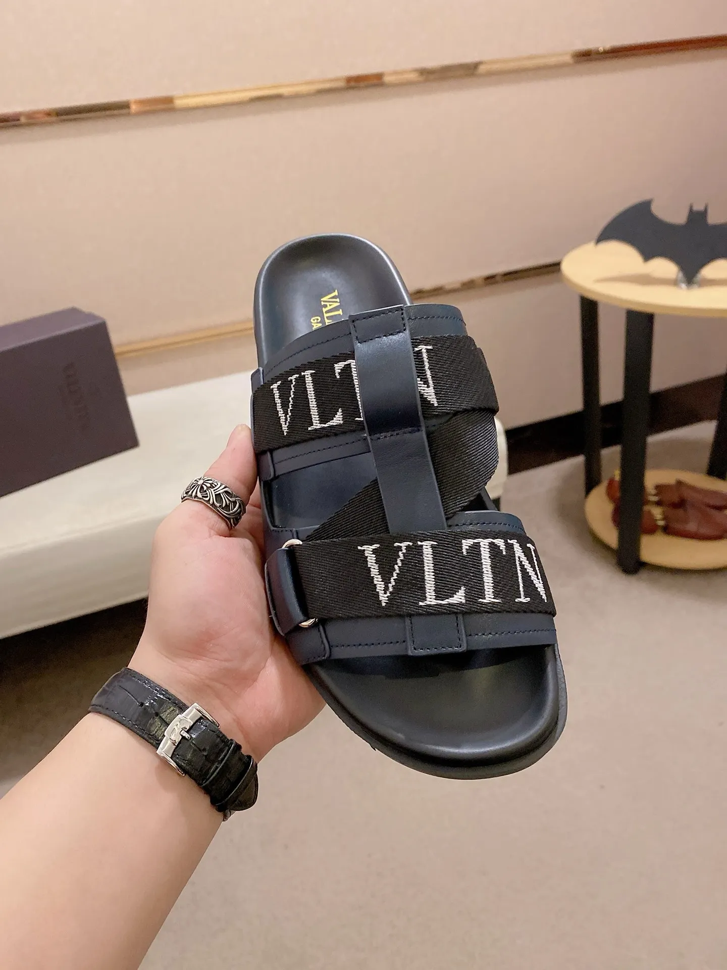 Men's shoes 💰: 480💰[Valentino] New couple 👫Boutique slippers, counter quality, classic plaid, the actual workmanship is quite complex🔰The uppers are made of imported fabrics➕🐑Sheepskin lining, which tests the craftsman's craftsmanship➕original PU outsole. Size: Women’s size: 35-44. Men's size 38-44 (can be customized to size 45, non-refundable)